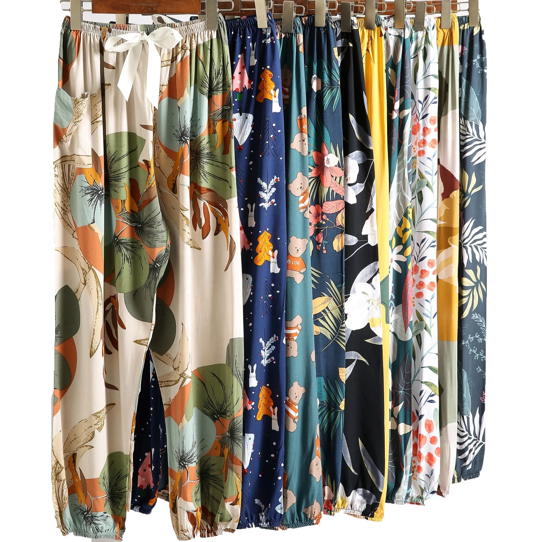 2021 New Women Cotton Silk Pajama Trousers Summer Thin Korea And Japan Rayon Household Pants Printed Beach Pants
2021 New Women Cotton Silk Pajama Trousers Summer Thin Korea And Japan Rayon Household Pants Printed Beach Pants
