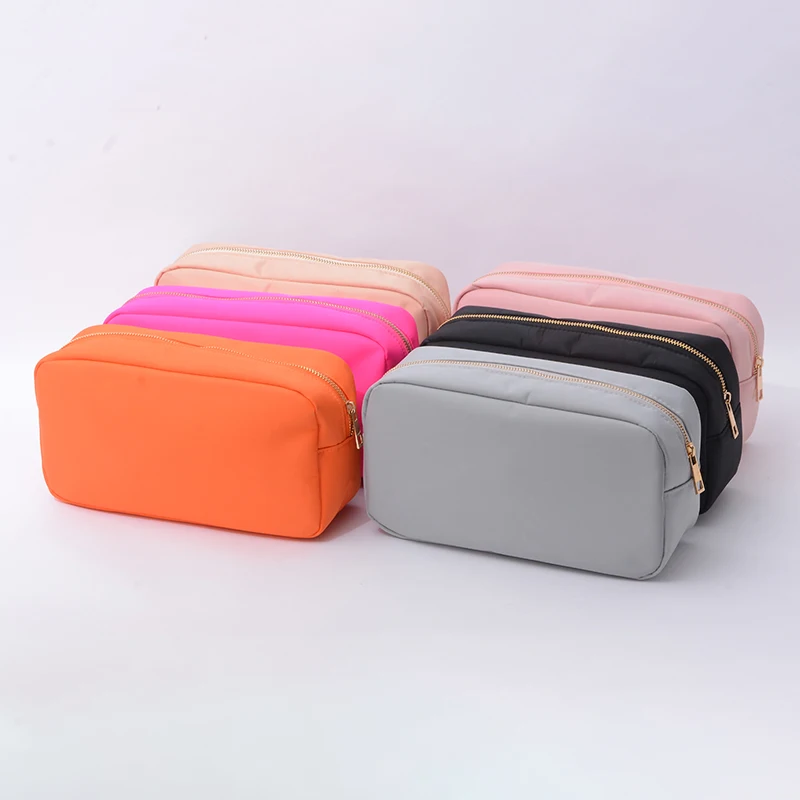 Durable Waterproof Fashion Clutch Pouch Metal Zip Cosmetic Bag Nylon Customize Logo Letters Patch Gifts Rectangular Makeup Bag
Durable Waterproof Fashion Clutch Pouch Metal Zip Cosmetic Bag Nylon Customize Logo Letters Patch Gifts Rectangular Makeup Bag