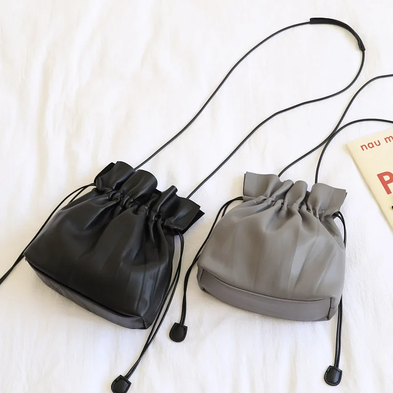 Ins Retro Korean Bucket Bag Solid Color Drawstring Single Shoulder Messenger Lady Casual Soft Surface Pu Mini Bag
Ins Retro Korean Bucket Bag Solid Color Drawstring Single Shoulder Messenger Lady Casual Soft Surface Pu Mini Bag