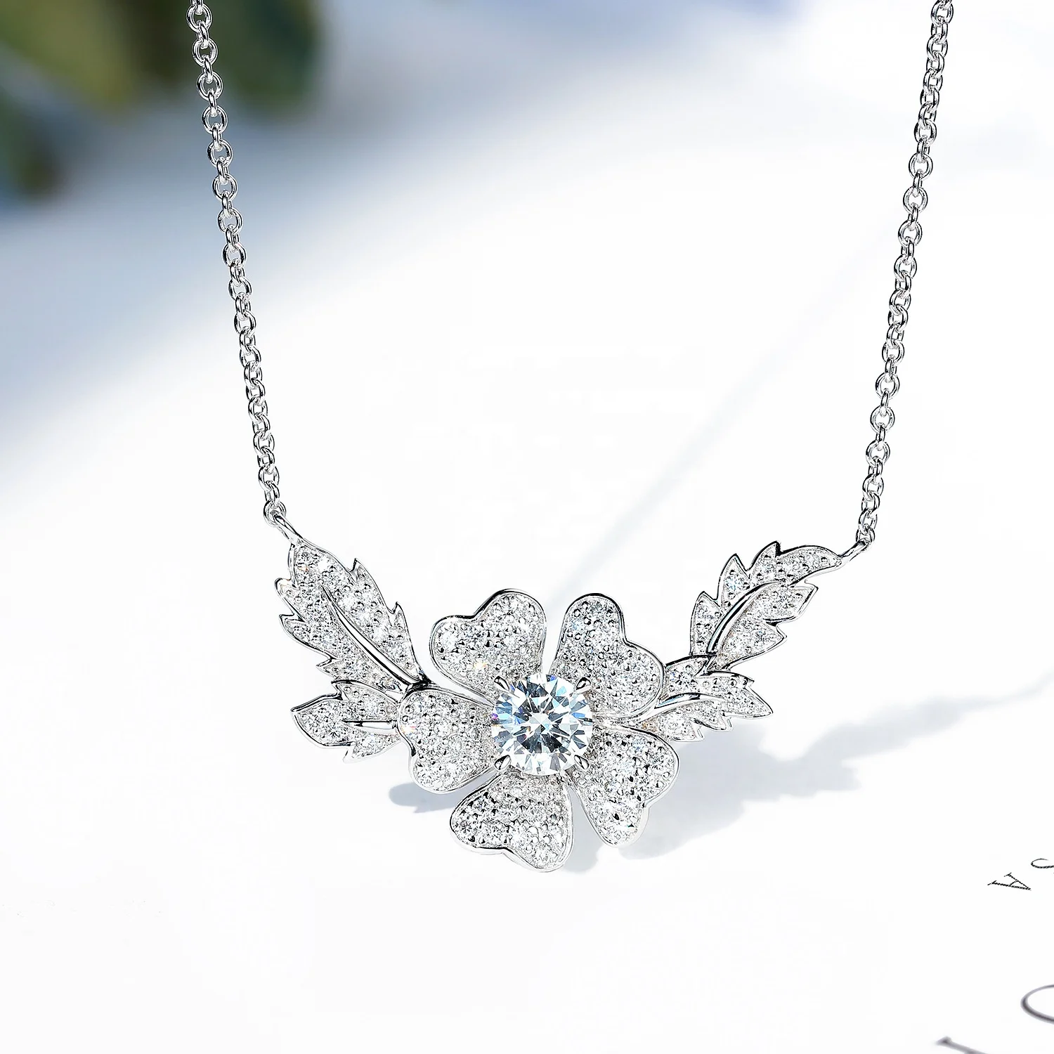 New Ladies Fashion Zircon Floral Necklace Simple Temperament Small Flower Necklace Luxury Ladies Jewelry Necklace for Woman
New Ladies Fashion Zircon Floral Necklace Simple Temperament Small Flower Necklace Luxury Ladies Jewelry Necklace for Woman