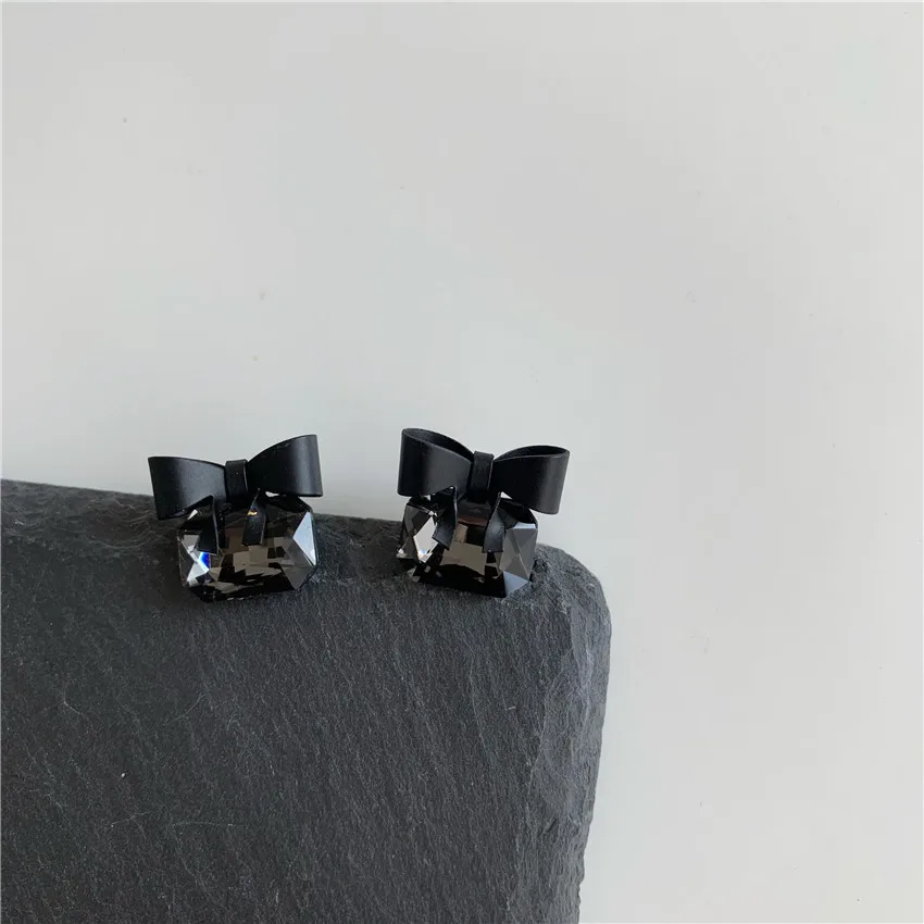 Vershal A389 Hot Sale 925 Silver Needle Elegant Black Crystal Bowknot Stud Earrings For Women
Vershal A389 Hot Sale 925 Silver Needle Elegant Black Crystal Bowknot Stud Earrings For Women
