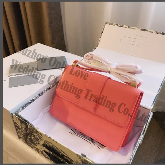 2021 Top Quality Genuine Leather Young Ladies Red Flap One-Shoulder Bags With Letter White Pink Women Small Square Crossbody Bag
2021 Top Quality Genuine Leather Young Ladies Red Flap One-Shoulder Bags With Letter White Pink Women Small Square Crossbody Bag