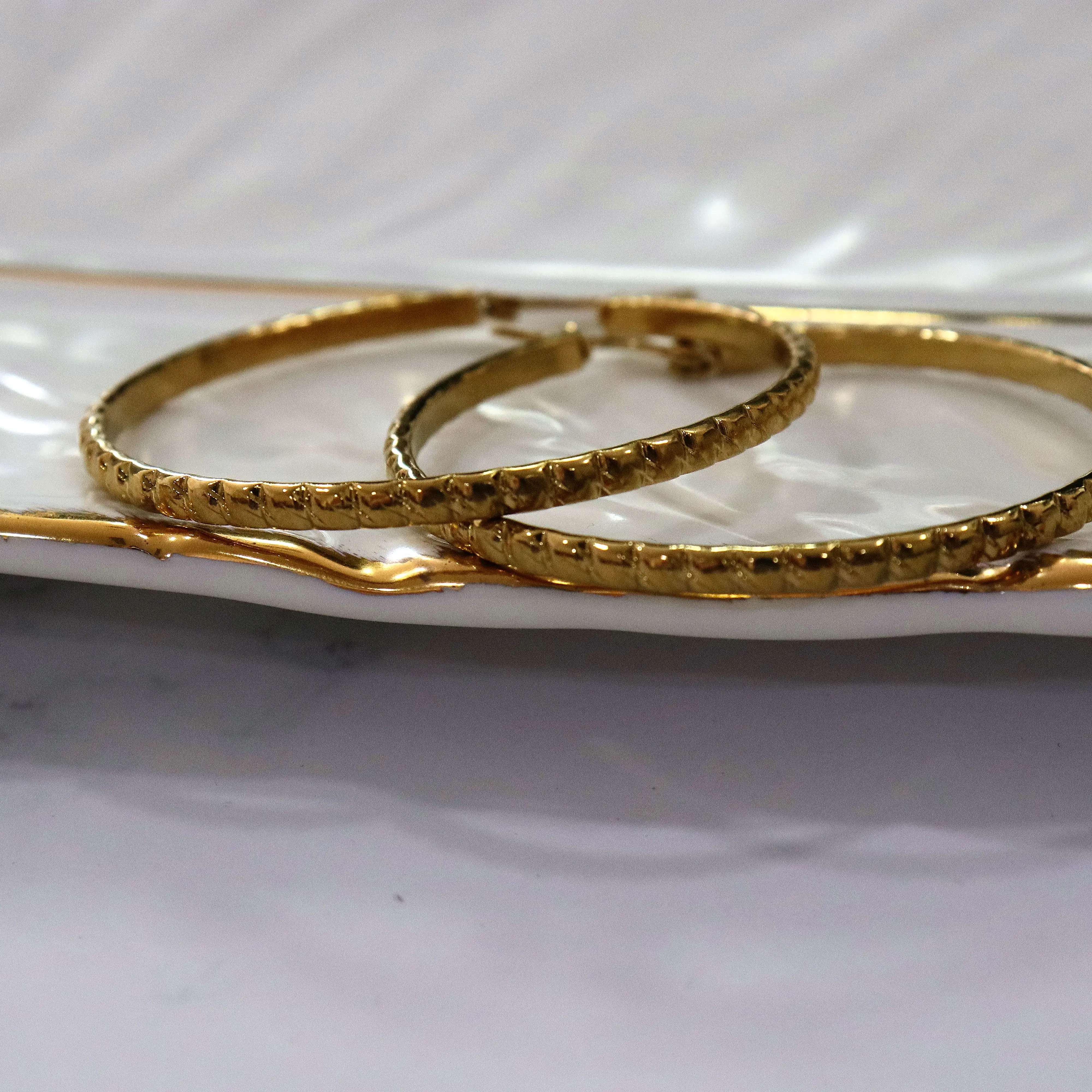 High Polished Glossy Gold Jewelry Oversize Hoop Earrings Gold Plated Stainless Steel Square Texture Hoop Earrings Women
High Polished Glossy Gold Jewelry Oversize Hoop Earrings Gold Plated Stainless Steel Square Texture Hoop Earrings Women