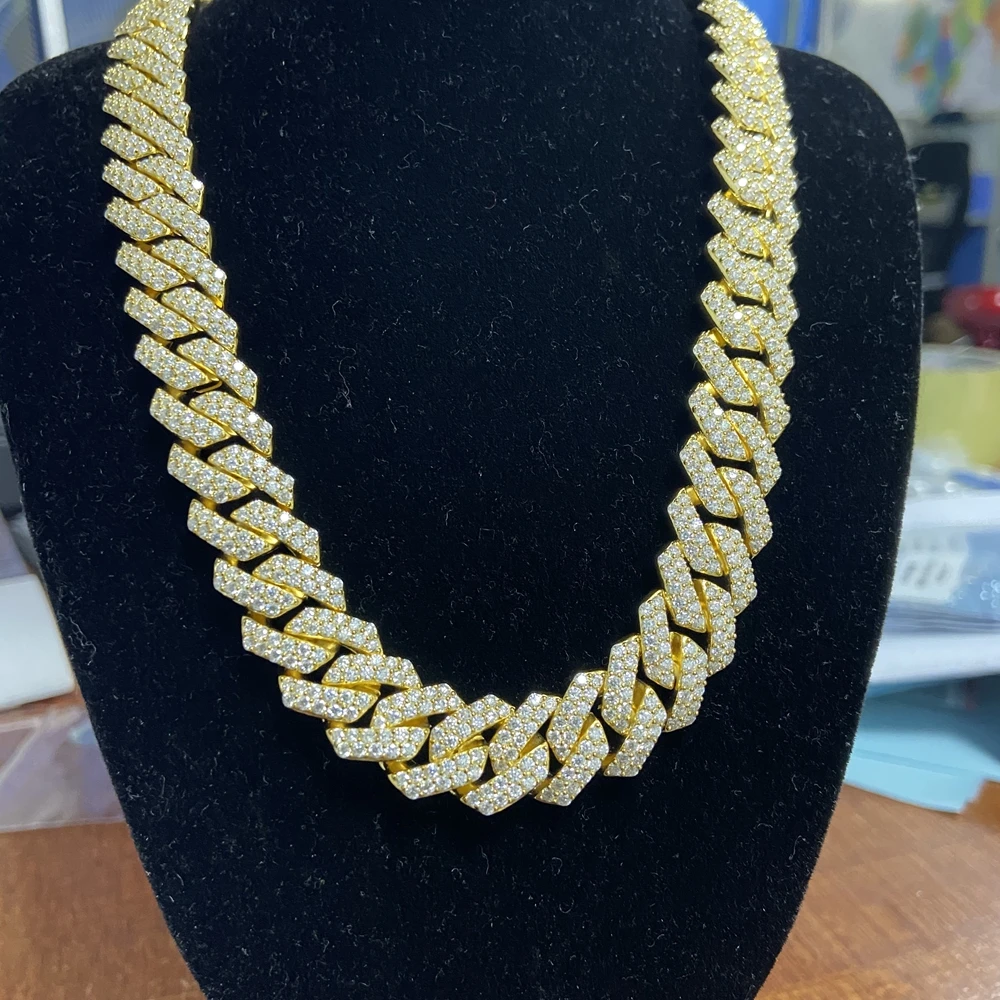 HQ GEMS HQ GEMS Solid Silver Full Iced Out Diamond VVS Moissanite Hip Hop Cuban Chain Link Miami Chokers Necklace For Men
HQ GEMS HQ GEMS Solid Silver Full Iced Out Diamond VVS Moissanite Hip Hop Cuban Chain Link Miami Chokers Necklace For Men