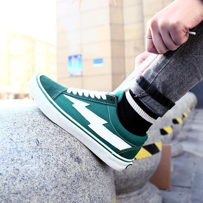 Couple's lightning shoes x revenge ins storm same storm men's and women's black and white skateboarding shoes
Couple's lightning shoes x revenge ins storm same storm men's and women's black and white skateboarding shoes