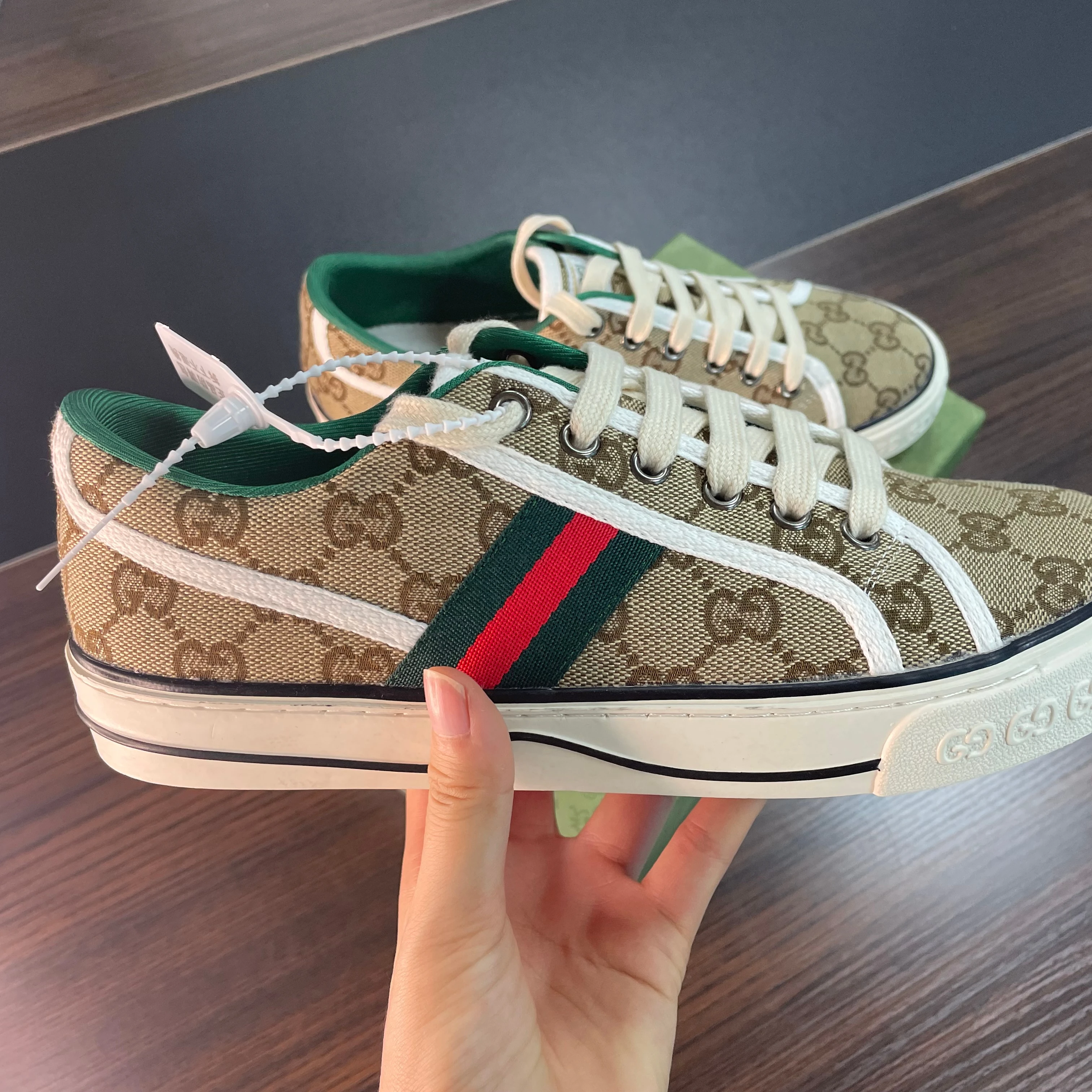 Fashion Big brand casual men women Flat Walking sneaker Shoes for man with women 1977, Picture shows
Fashion Big brand casual men women Flat Walking sneaker Shoes for man with women 1977, Picture shows