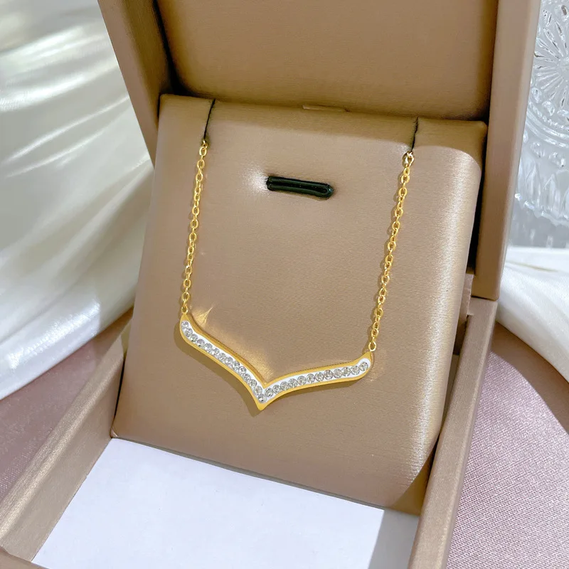 In Stock 18k Gold Plated Stainless Steel Letter Necklace Luxury Women Engagement Wedding Zircon V necklace for women
In Stock 18k Gold Plated Stainless Steel Letter Necklace Luxury Women Engagement Wedding Zircon V necklace for women