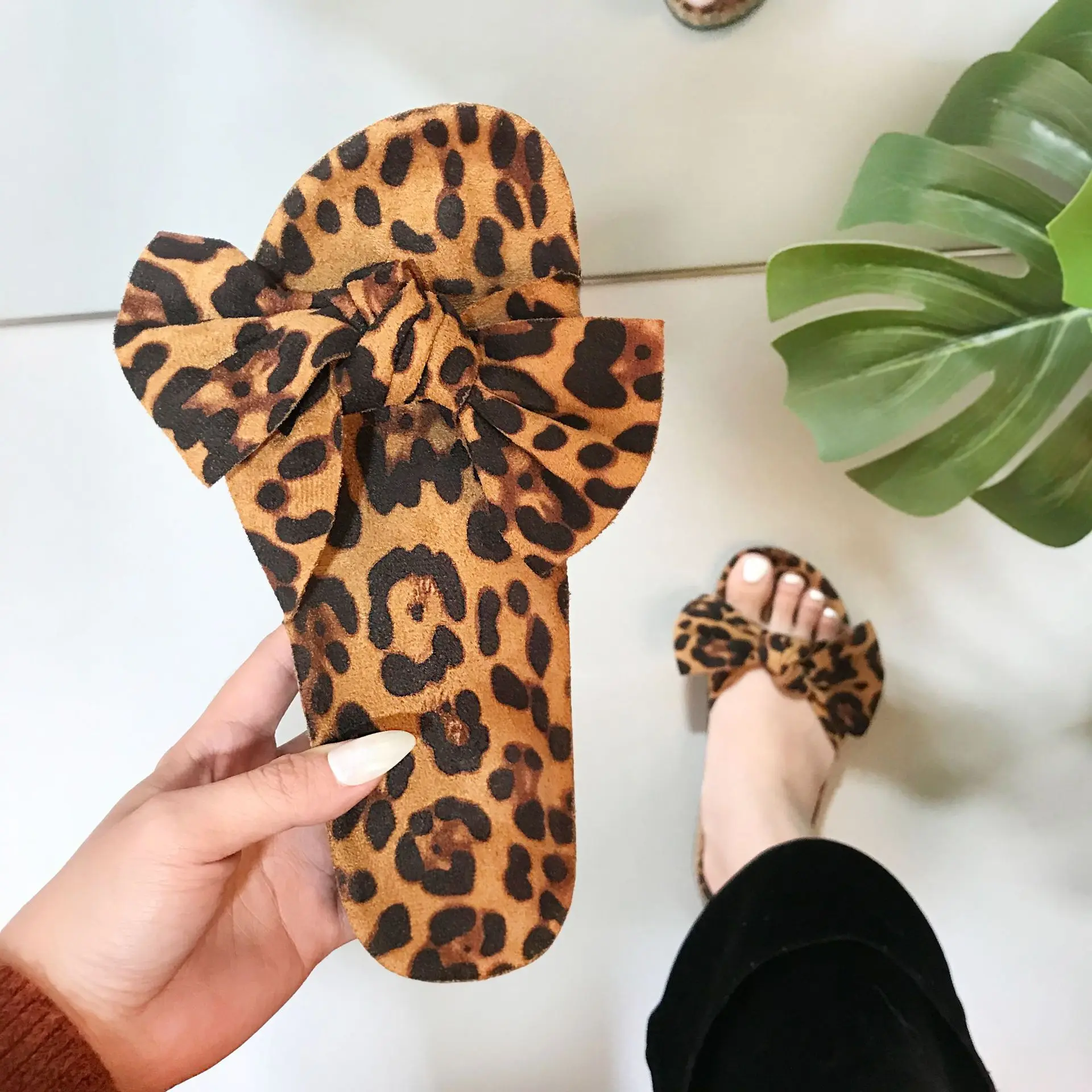 2021 New Ladies Summer Fashion Slippers Leopard Print Open Toe Bow Non-slip Ladies Flat Slippers
2021 New Ladies Summer Fashion Slippers Leopard Print Open Toe Bow Non-slip Ladies Flat Slippers
