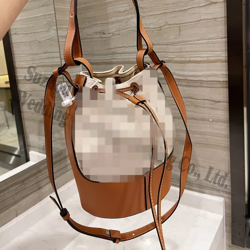 Wholesale Lady Canvas Bucket Embroidery one Side Over Soulder Bag Women leather High Capacity Cross body Handbags for woman
Wholesale Lady Canvas Bucket Embroidery one Side Over Soulder Bag Women leather High Capacity Cross body Handbags for woman