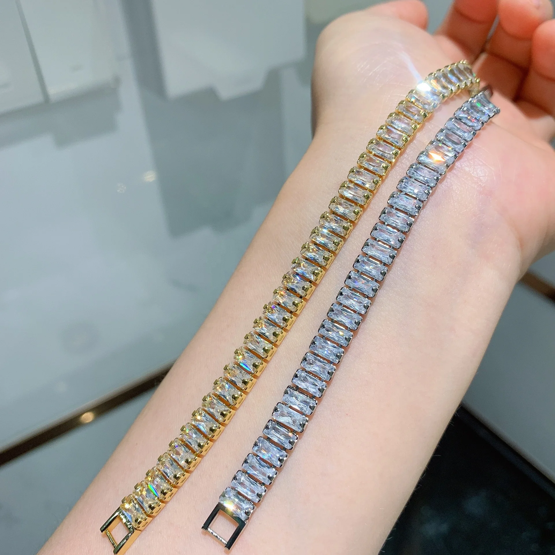Unique Design Stereoscopic Bracelet for Women Adjust Size white zircon Charm Bracelets Chain Link Fashion Jewelry
Unique Design Stereoscopic Bracelet for Women Adjust Size white zircon Charm Bracelets Chain Link Fashion Jewelry
