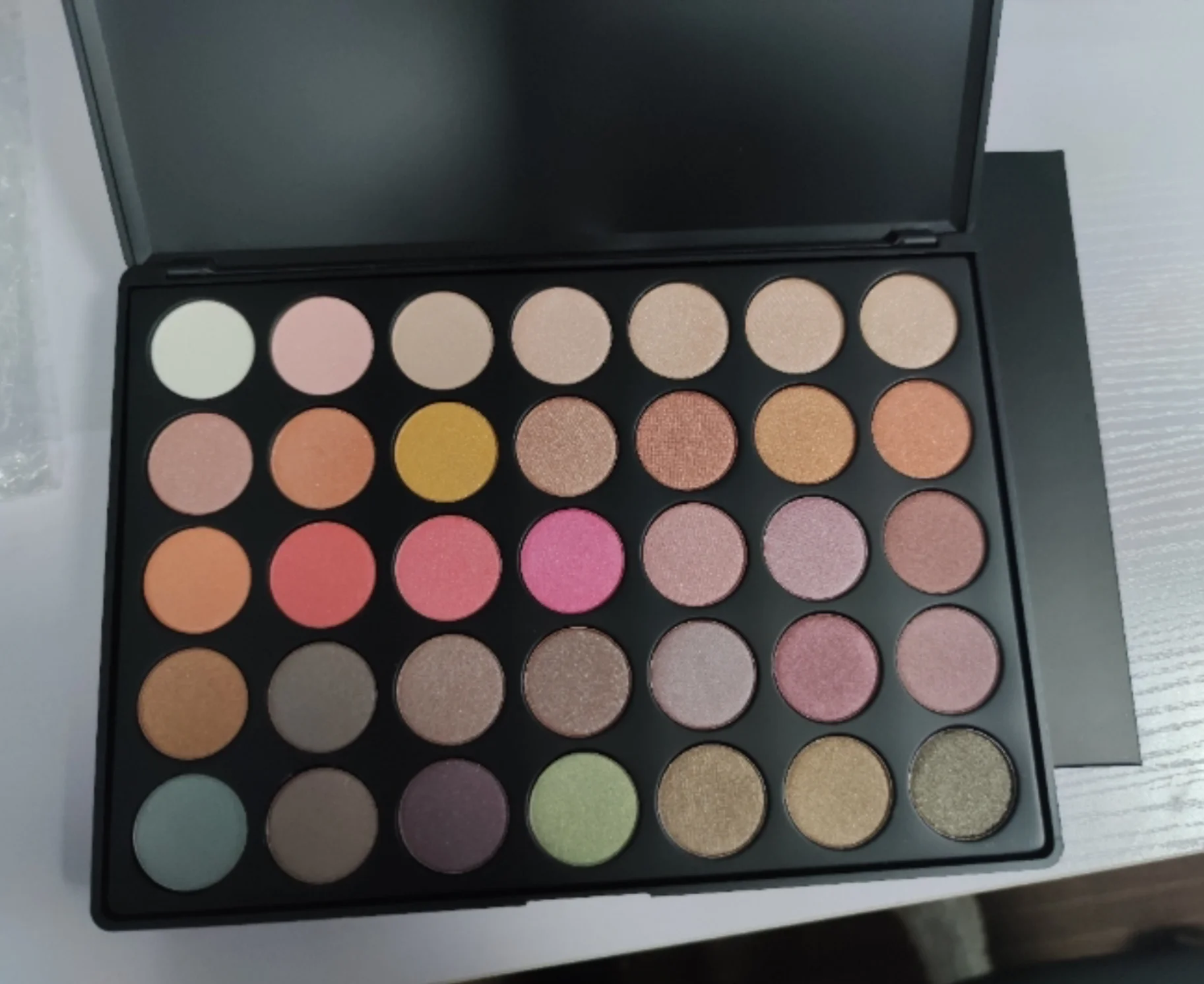 Wholesale 35GP and 35E makeup cosmetics private label shimmer and matte eyeshadow palette glitter eye shadow, 35 colors
Wholesale 35GP and 35E makeup cosmetics private label shimmer and matte eyeshadow palette glitter eye shadow, 35 colors