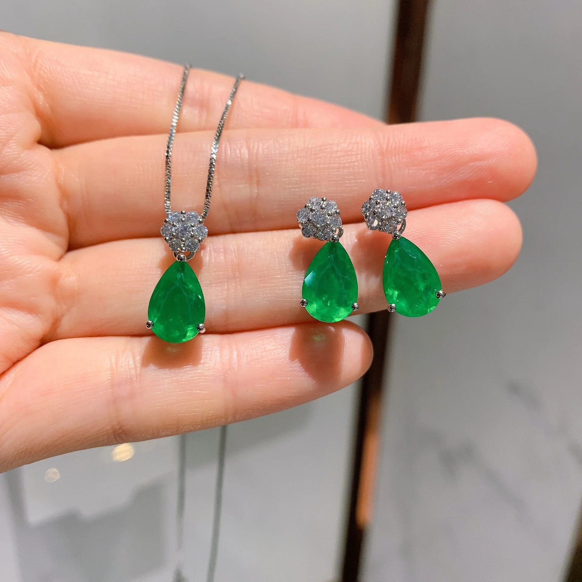 Water Drop green Created Gemstone Earrings/Pendant/Necklace Wedding Engagement Jewelry Sets
Water Drop green Created Gemstone Earrings/Pendant/Necklace Wedding Engagement Jewelry Sets