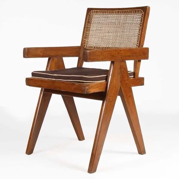 皮埃尔 jeanneret 勒·柯布西耶柚木餐椅在古董完成岁