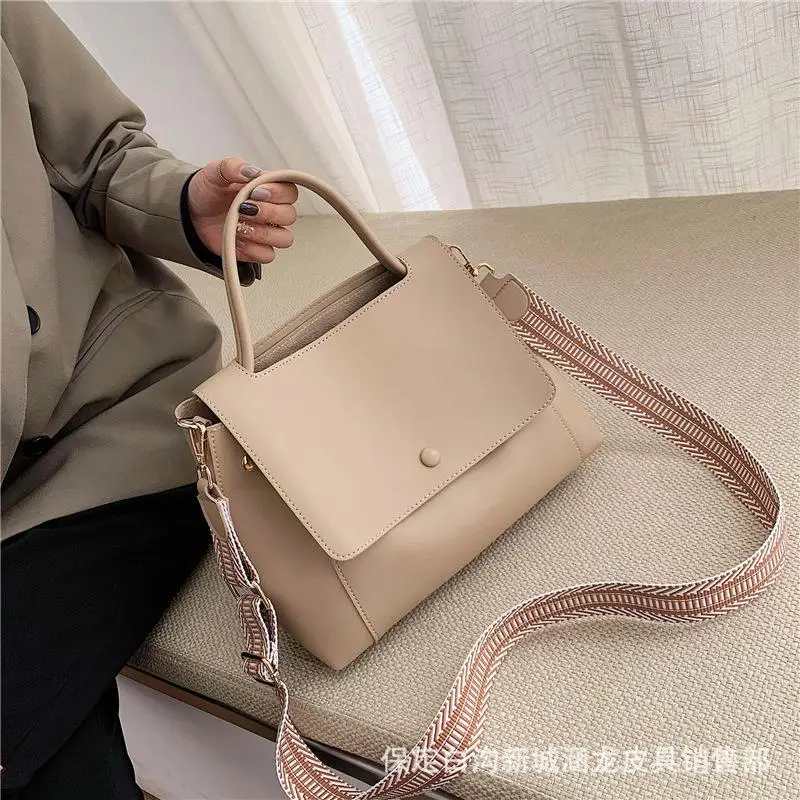 Latest Shoulder Handbags For Women Soft Pu Leather Crossbody Hand Bag Large Capacity Travel Bag Stylish Tote Bag
Latest Shoulder Handbags For Women Soft Pu Leather Crossbody Hand Bag Large Capacity Travel Bag Stylish Tote Bag