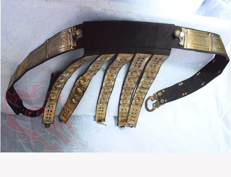 حزام درع جلدي في القرون الوسطى مع تركيب نحاسي