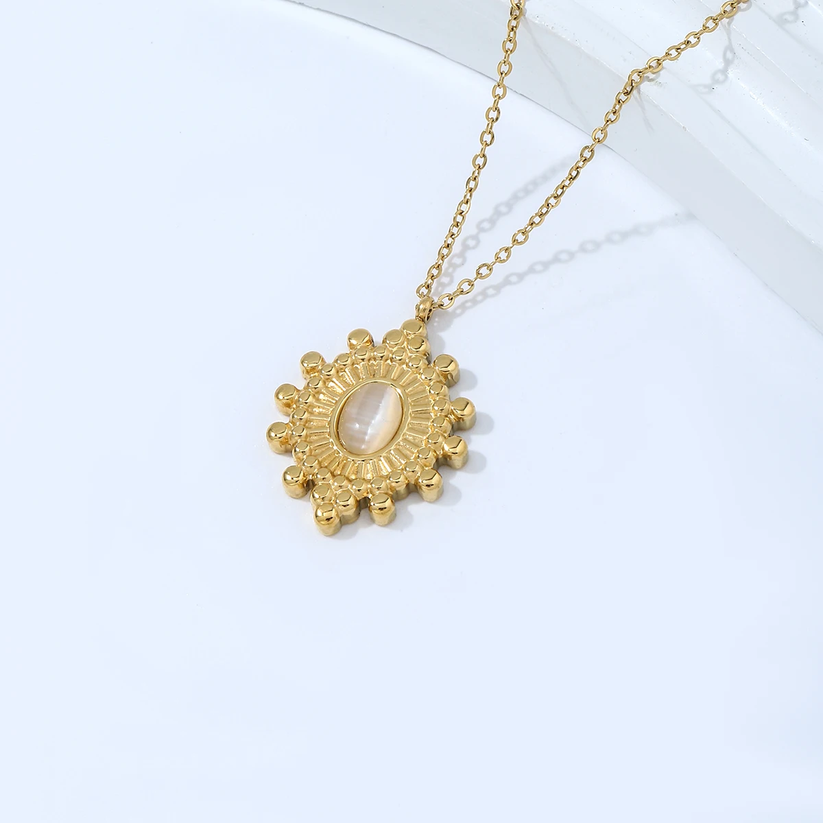 

Ruigang RGN2449 Oval Design Natural Stone Pendant Necklace Memoria Lindia 18K Gold Plated Stainless Steel Tarnish Free Jewelry
