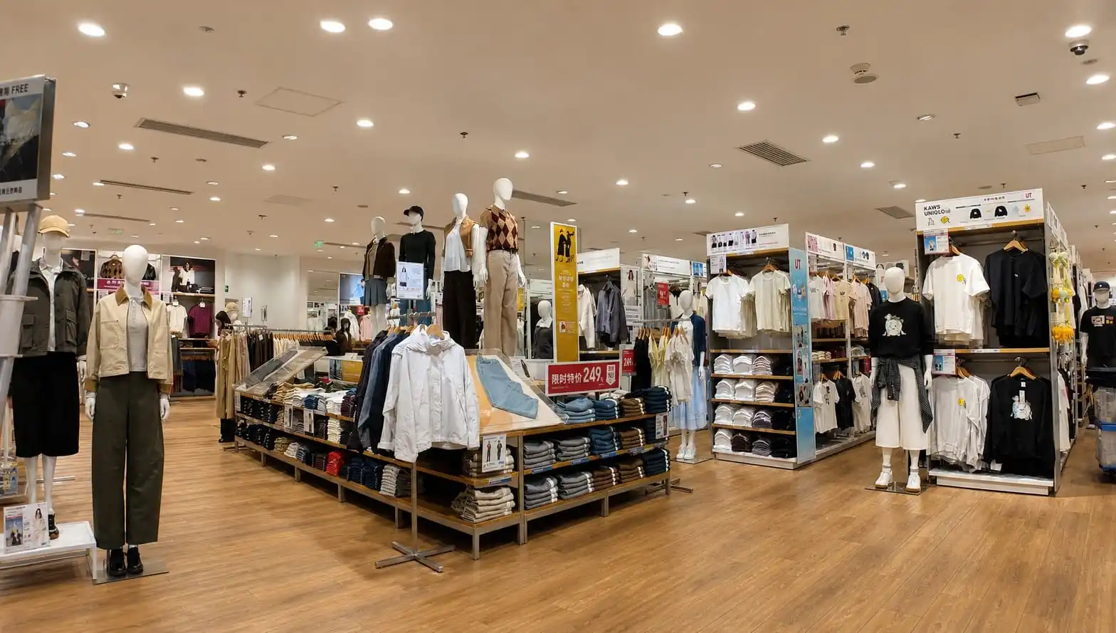Large-scale apparel retail modular display gallery view