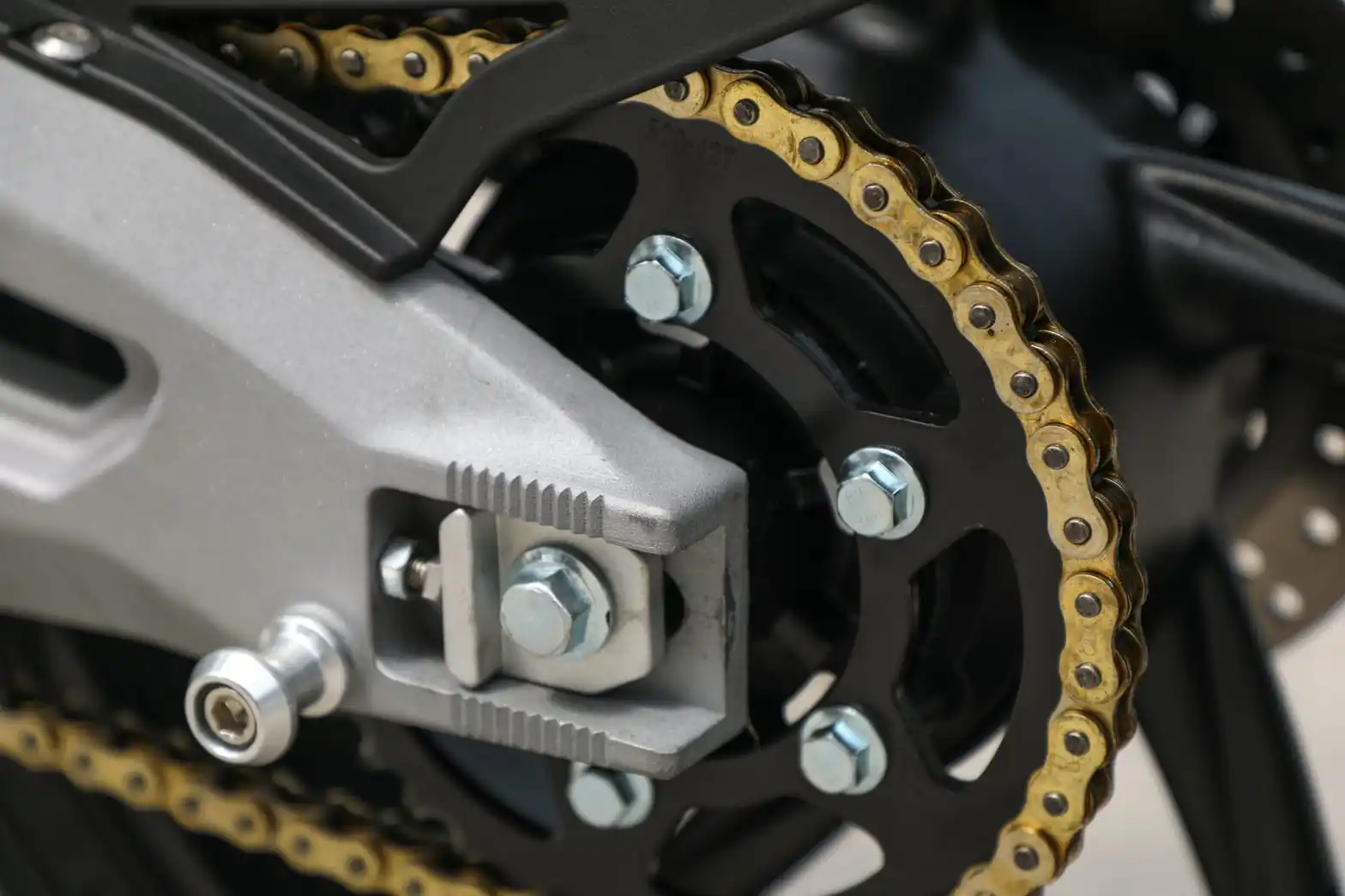 QS138 Mid-motor & Gold Chain