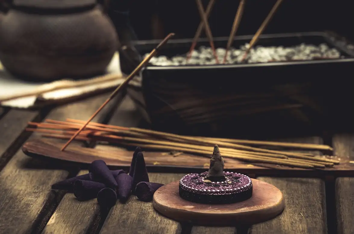Natural agarwood chips vs synthetic incense sticks