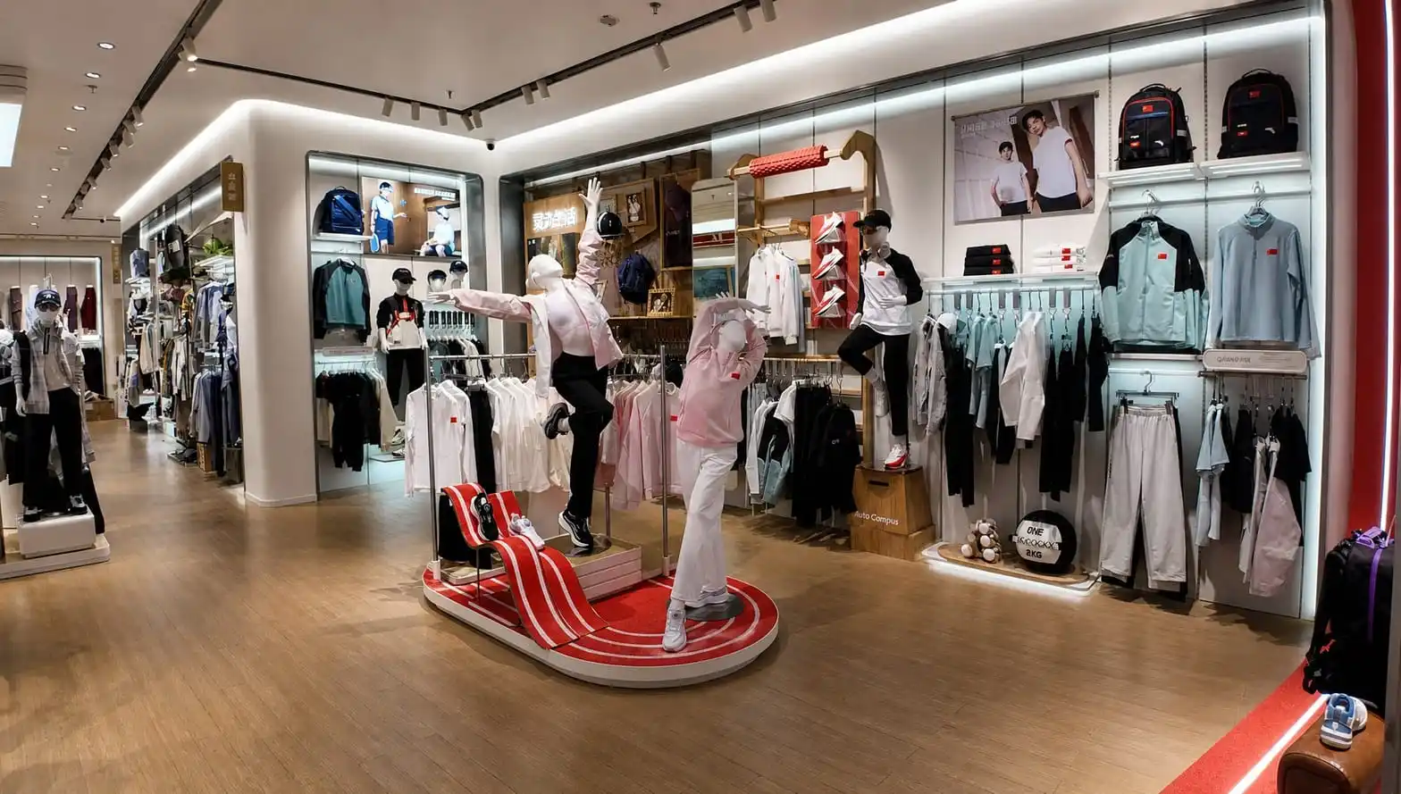 Sportswear retail environment with wall-mounted apparel display systems