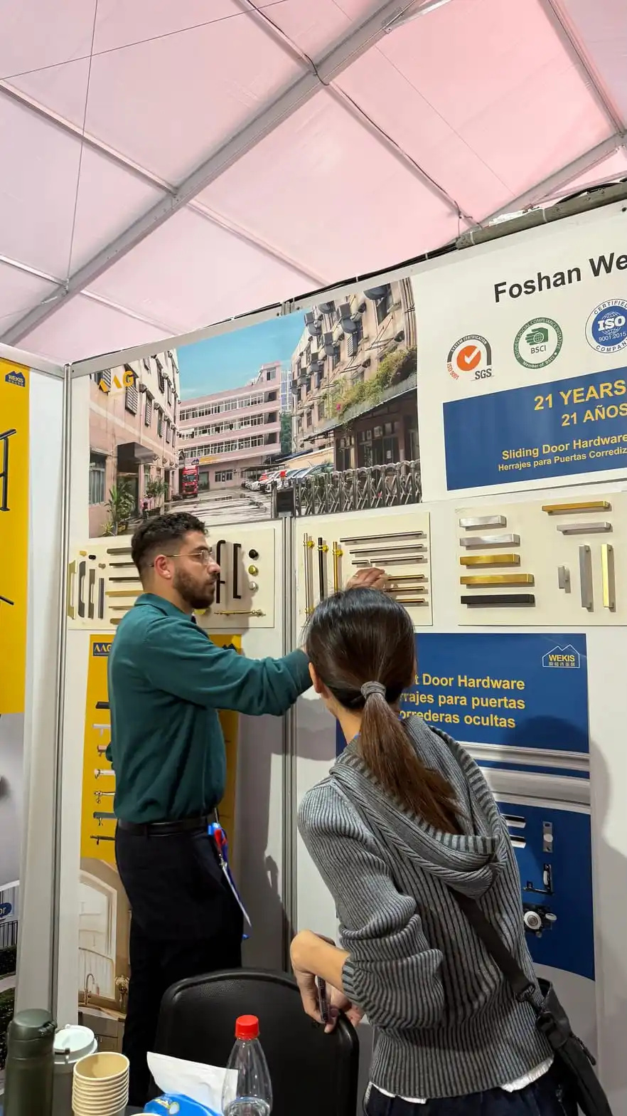 Les membres de l'équipe Wekis posent avec des acheteurs visiteurs au stand 1-H18 lors d'EDIFICA 2026