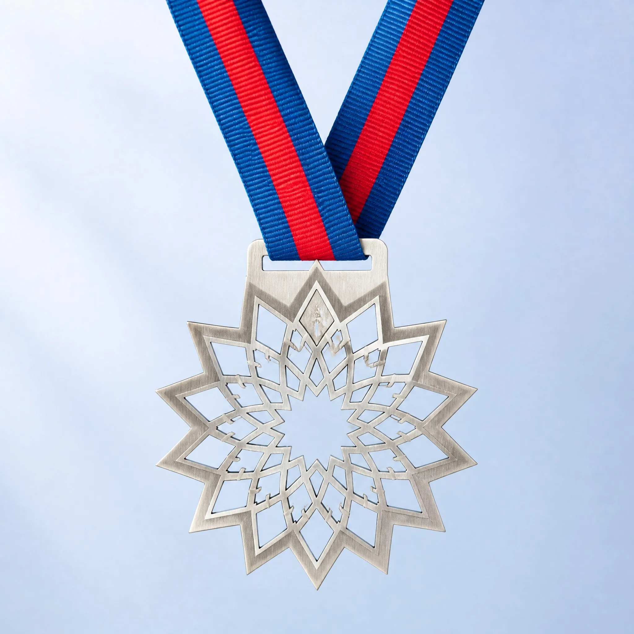 Medal with reinforced ribbon