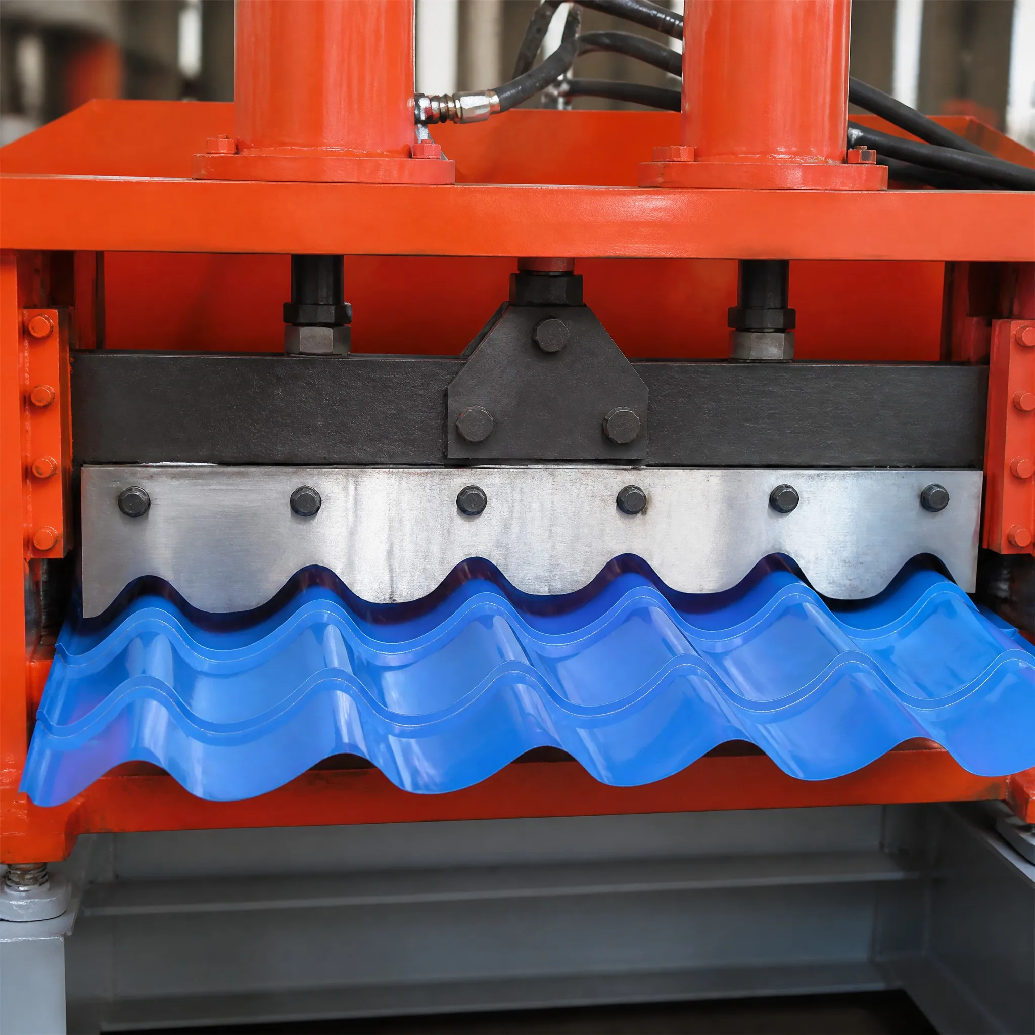 Front view of the hydraulic shear cutting unit on the Xinnuo glazed tile forming machine