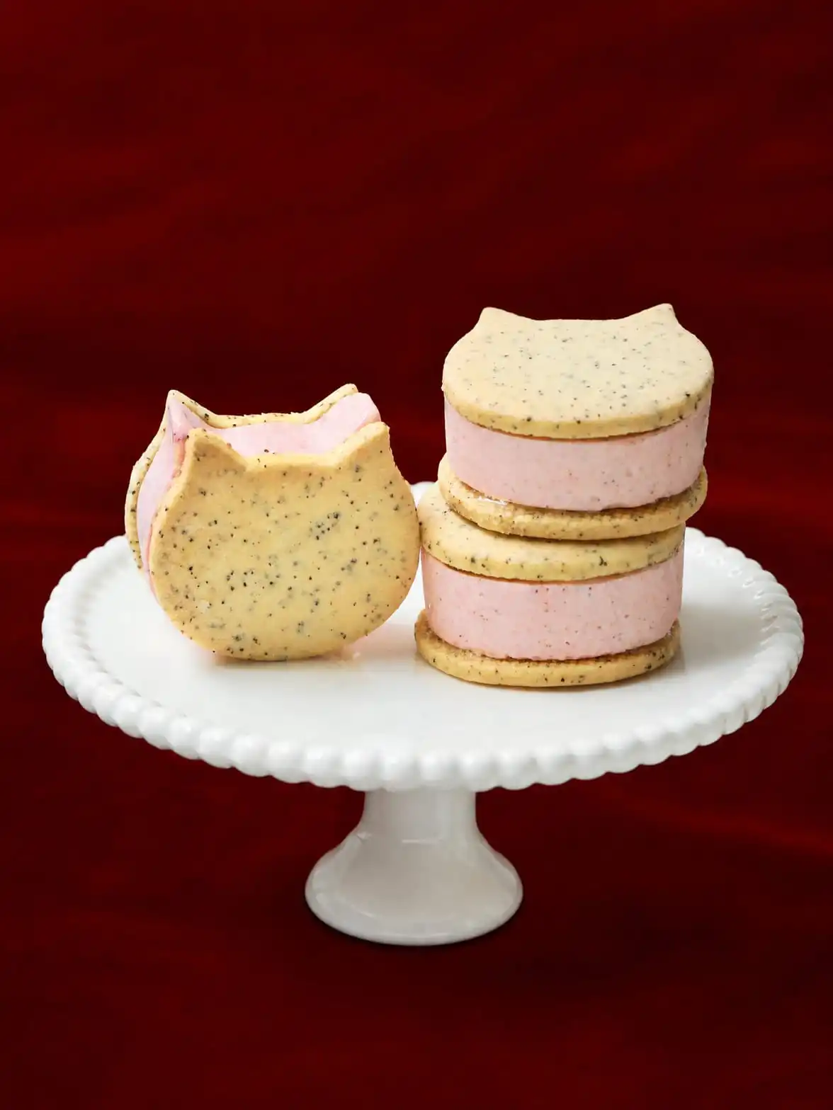 NEKO NEKO butter sandwiches in black tea and strawberry flavor on a white cake stand