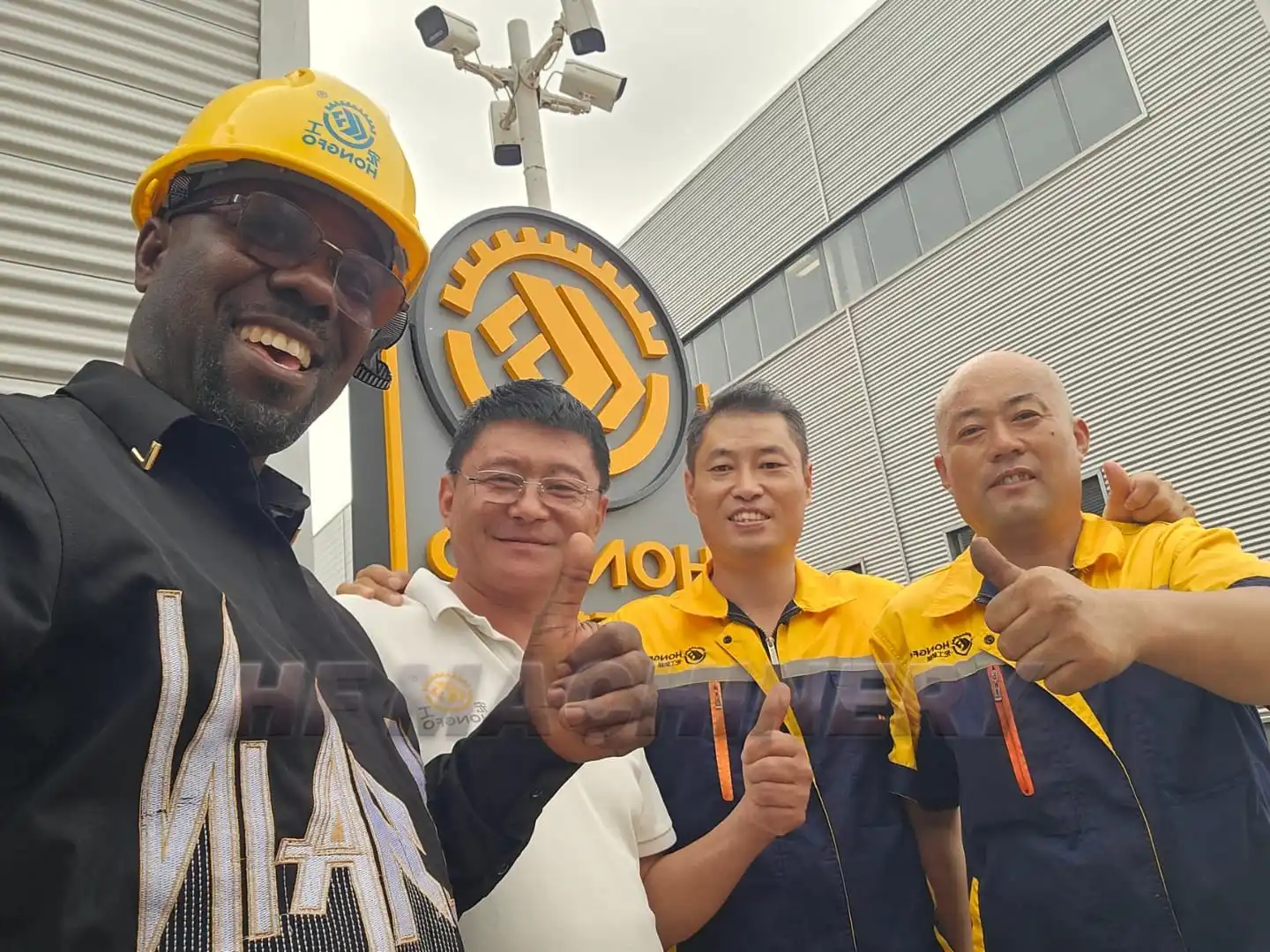 Group photo of the Ghanaian client and Zhang Qian's team at HF Machinery
