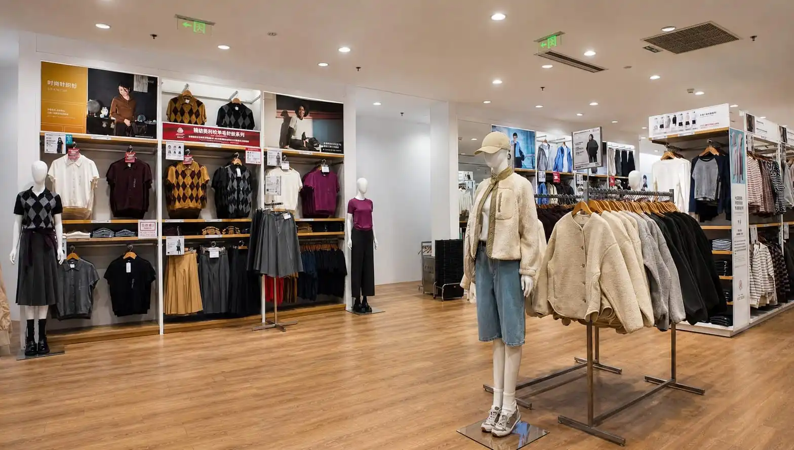 Large-scale apparel retail floor with modular display systems
