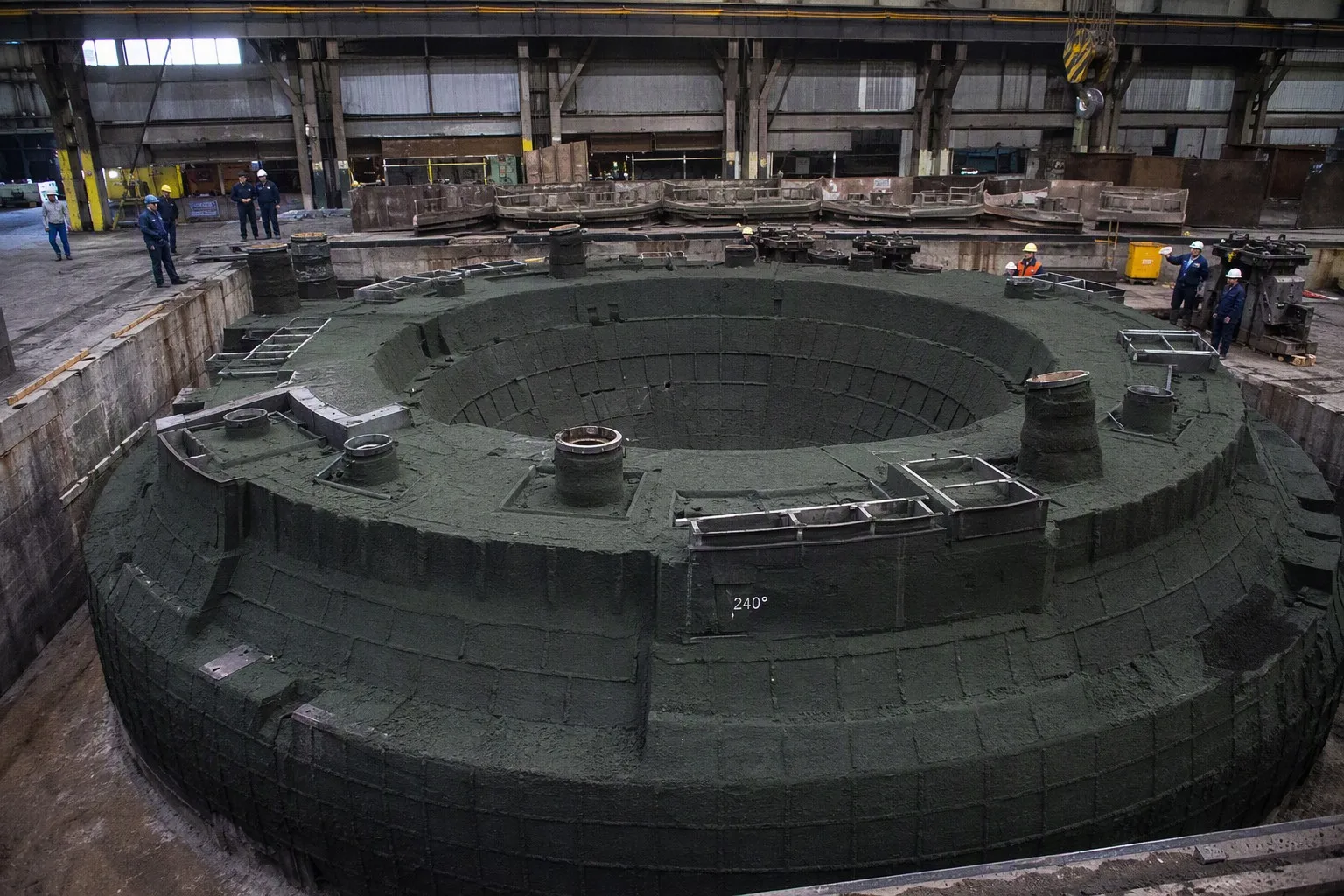 Giant sand mold for large slag pot casting in foundry molding pit