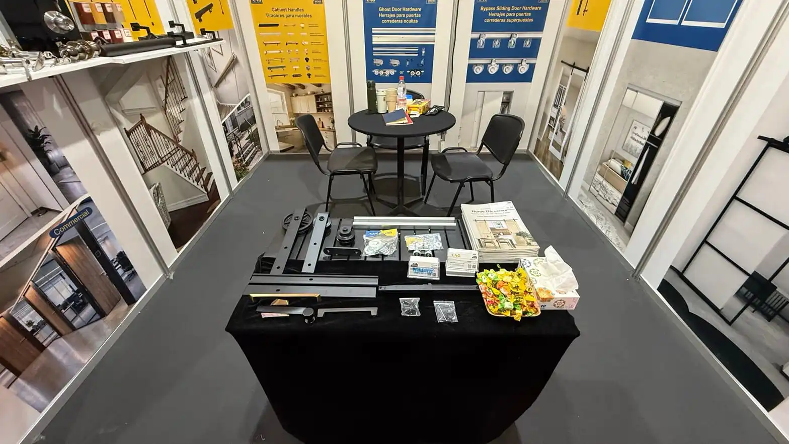Vue d'ensemble du stand Wekis (Hall 1-H18) à EDIFICA 2026, présentant l'intégralité de sa gamme de quincaillerie pour portes, poignées de meubles et systèmes de portes coulissantes.