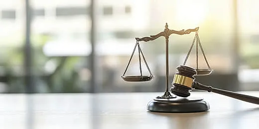نماد قانون و عدالت