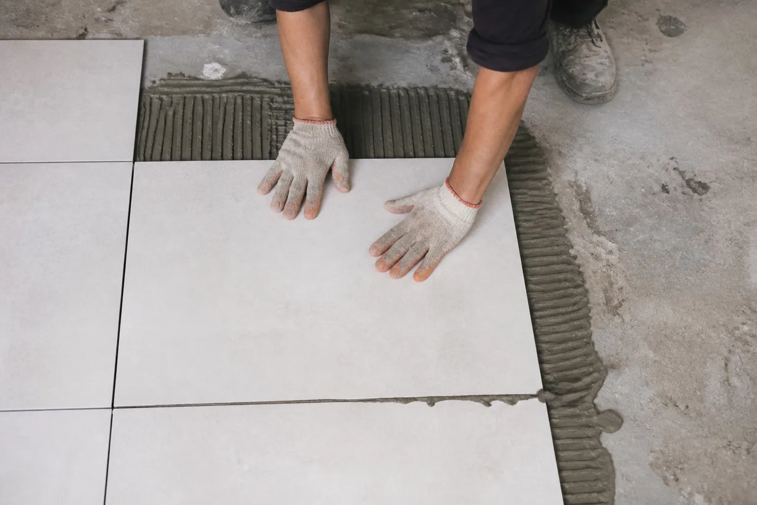 HPMC in tile adhesive for water retention and workability