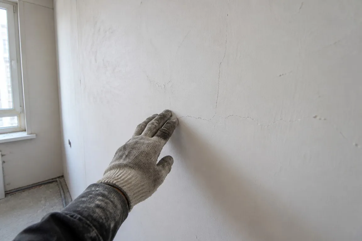 HPMC in Gypsum Plaster Crack Diagnosis HPMC in gypsum plaster crack diagnosis for dry mix mortar manufacturers