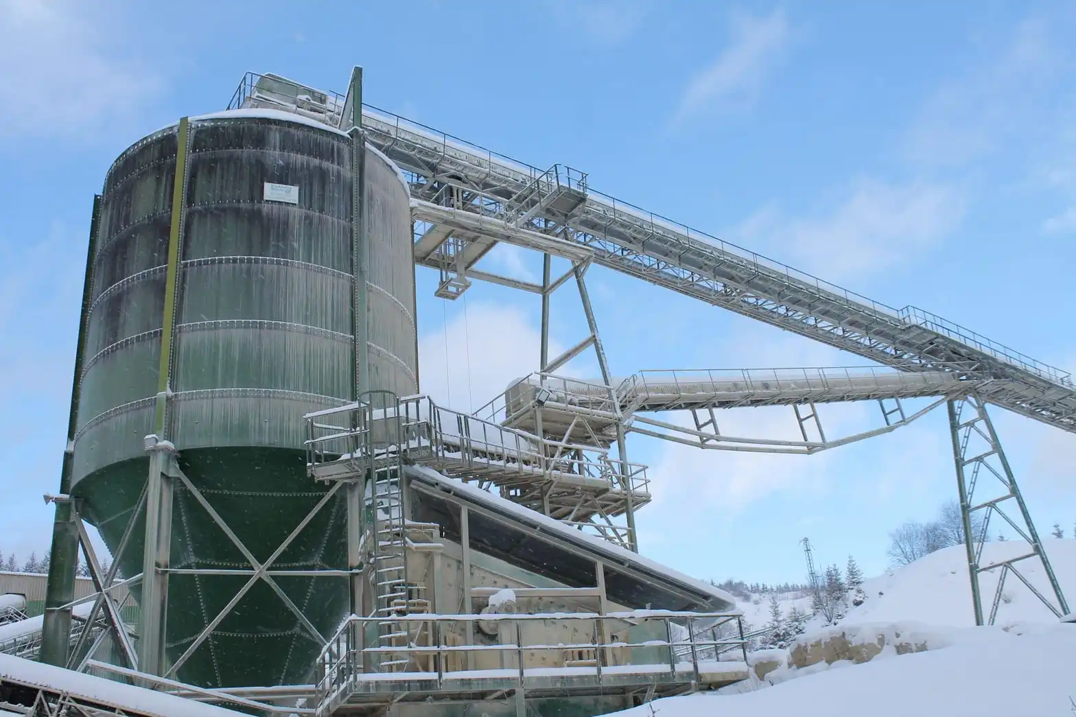 Cement plant conveyor application showing an industrial belt operating in bulk material handling