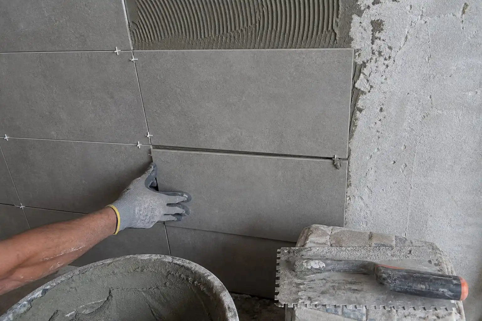 tile adhesive slipping on vertical walls during installation