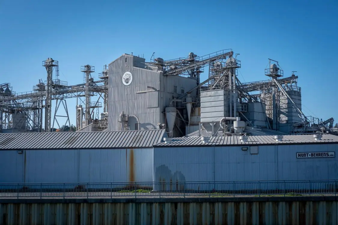 Natural Ventilation in Industrial Steel Buildings: Ridge Vents and Louvers