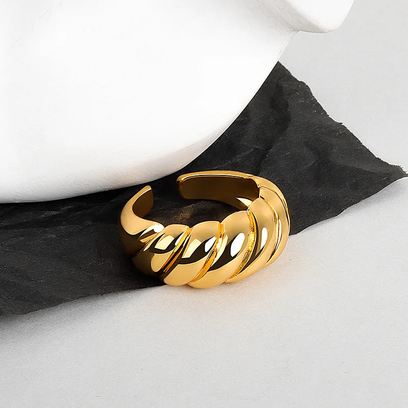 

Fashion Jewelry Geometric Croissant Twisted Index Finger Ring New Products for 2021, Gold/silver or customized color