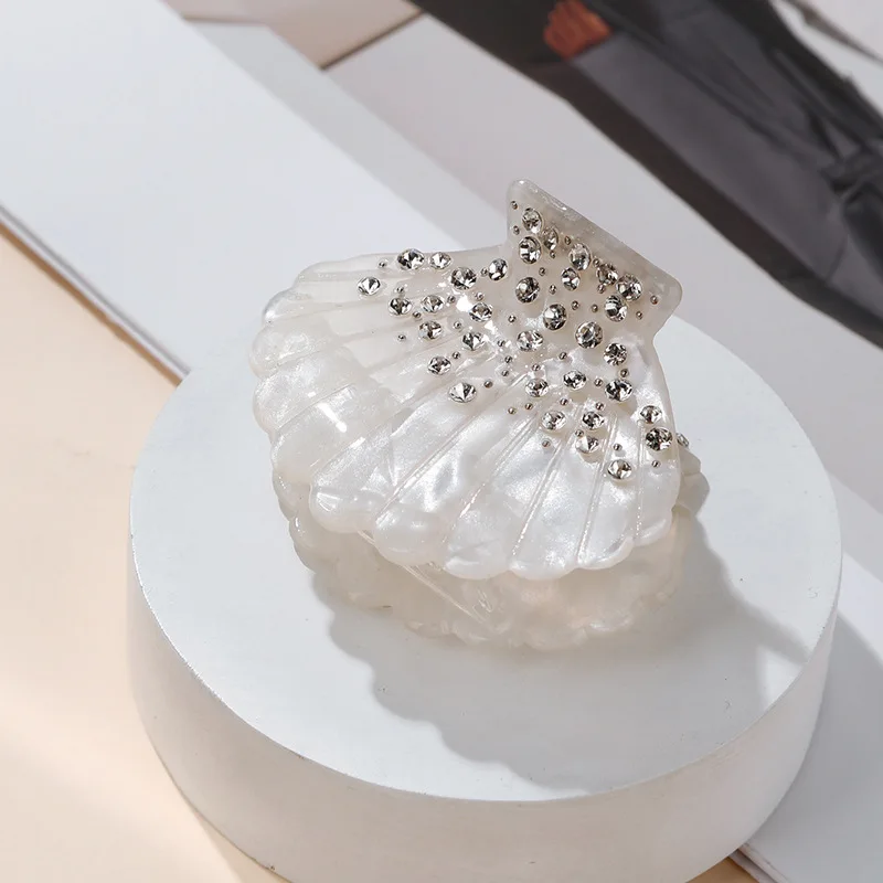 

Unique 5CM Summer Small Luxury Rhinestone Sea Ocean Shell Hair Clip Acrylic White Glitter Hair Claw For Women Hair Accessories