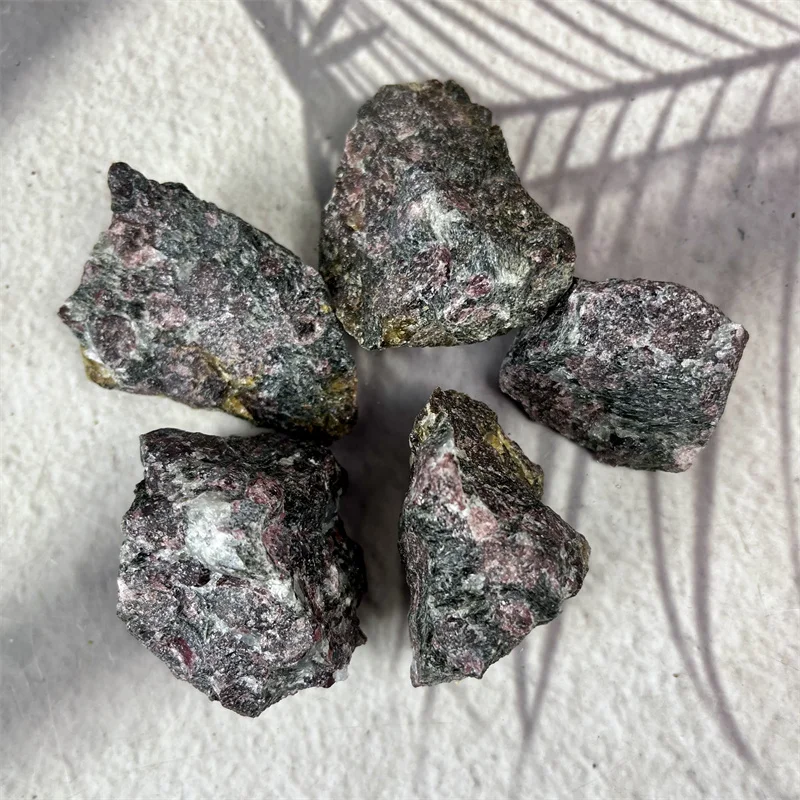 Wholesale Natural Uncut  Loose Gemstone Rhodolite Rough Garnet Stone Raw Garnet for Jewelry Making Decoration