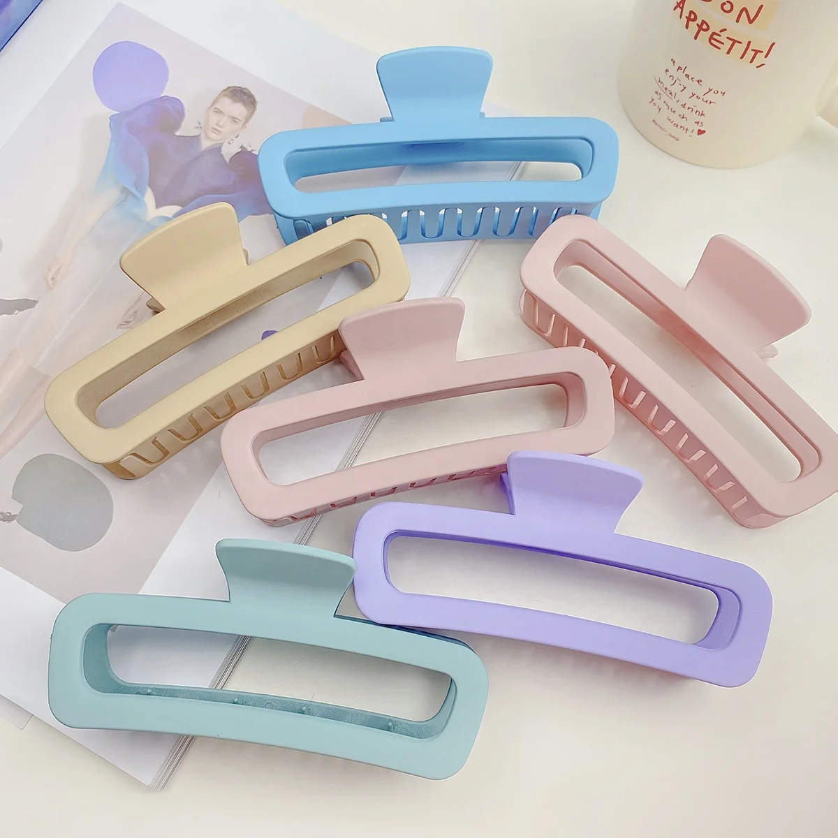 

Temperament Morandi color frosted claw new plastic 13 cm hair clip Simple hollow-out large claw clip