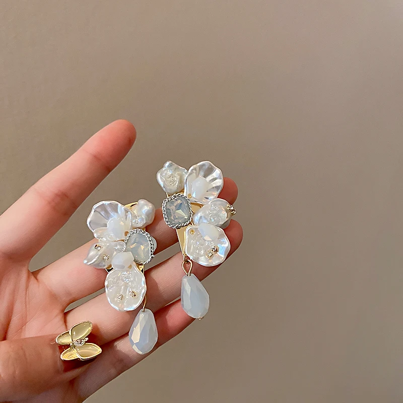 

white crystal baroque mother of pearl earrings flower