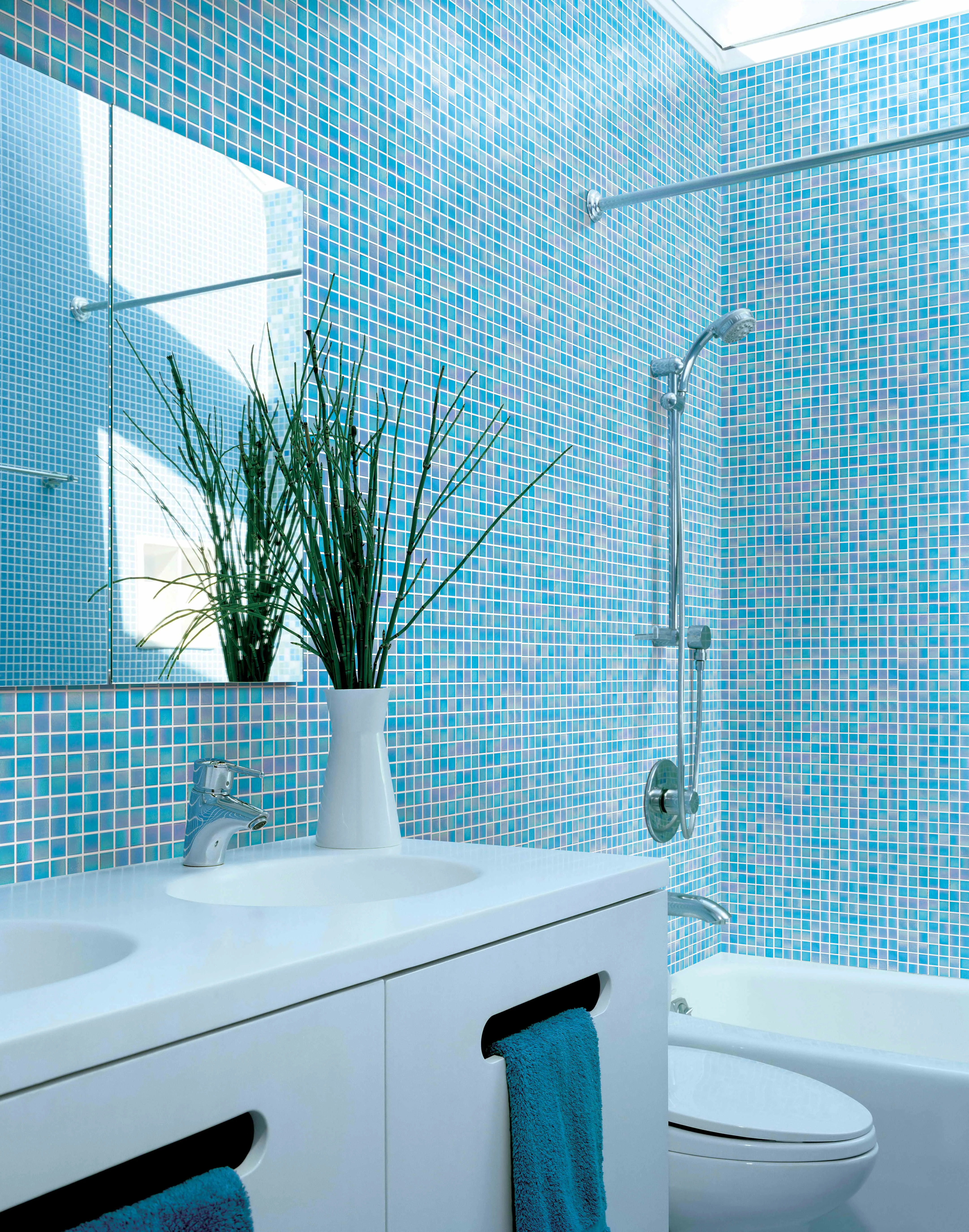 Красивая плитка на стены. Мозаика в ванной комнате. Плиточная мозаика для ванной. Голубая плитка для ванной. Ванная с мозаичной плиткой.