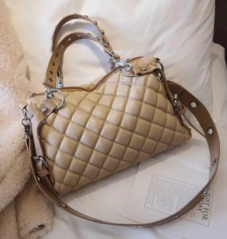 

Women PU Rivet Handbag 2021040602