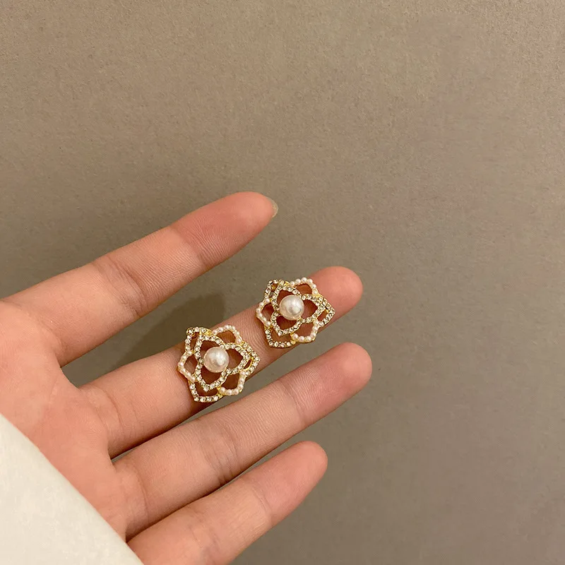 

OUYE 2021 New Pearl Camellia Small Fragrance Earrings Female Elegant French Retro Ear Jewelry, Golden/silver