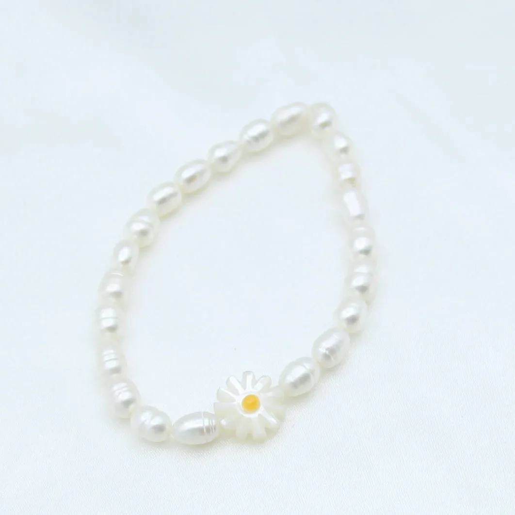 

New Trendy Elegant Female Shell Small Daisy Stretch Line Beaded Bracelet Freshwater Pearl Bracelet, White