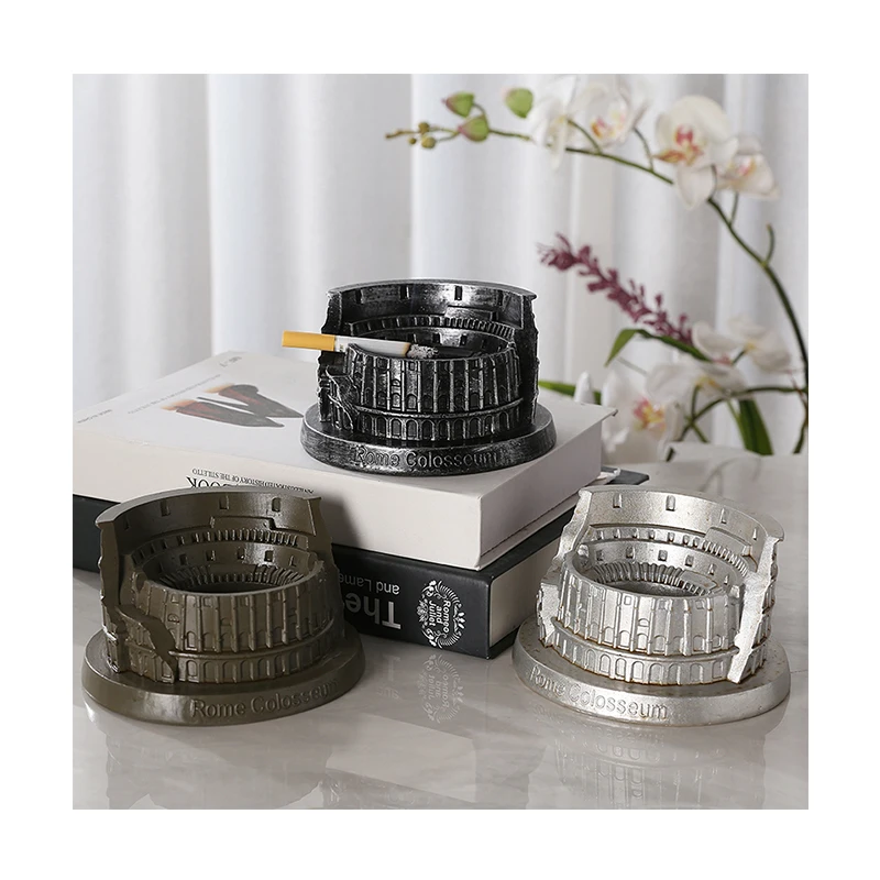 

Nordic style personality ashtray with lid custom wholesale Resin crafts Creative astronaut ashtray, Silver
