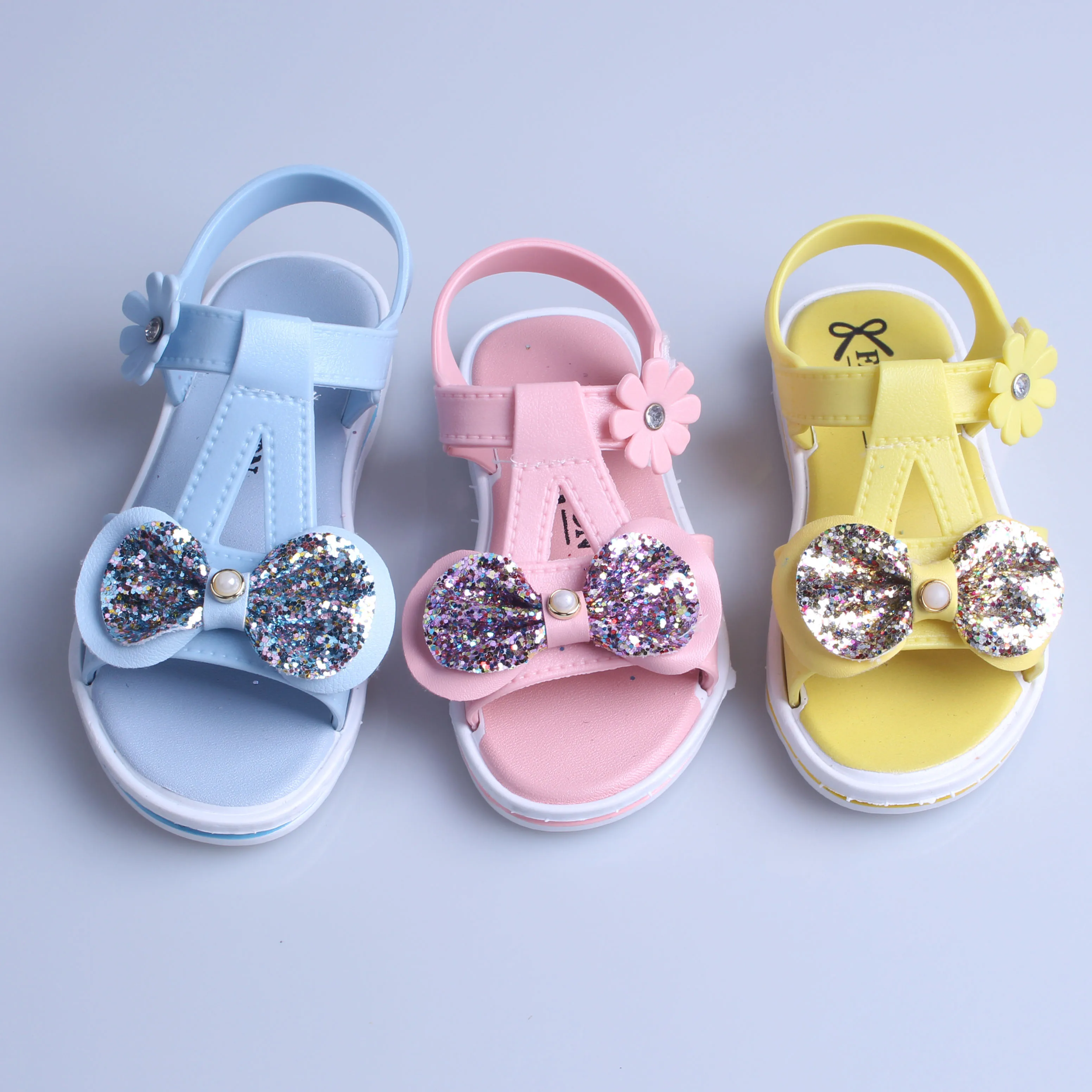 

2021 featured new PVC big butterfly metal buckle shiny girl non-slip sandals