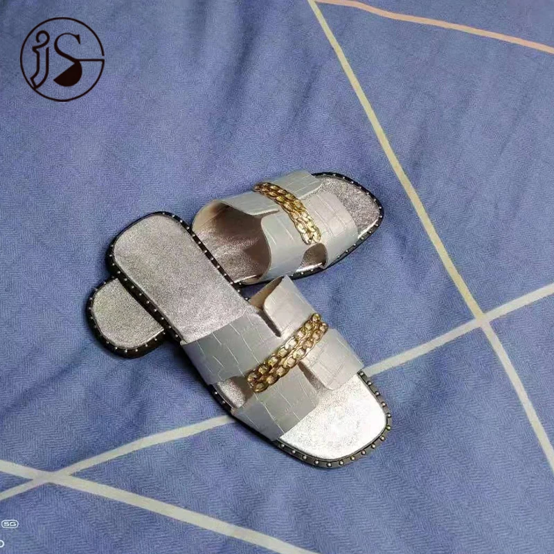 

2021 New style ladies slippers for women and ladies Rivet metal chain character slippers Fashion flat floor ladies slippers, Picture